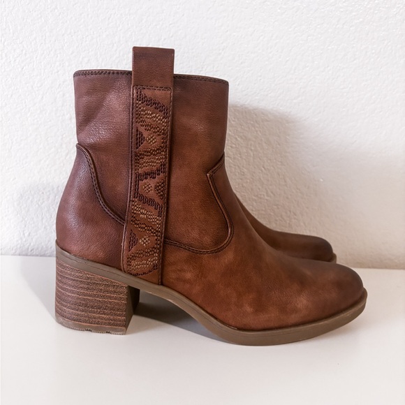Baretraps Covina Block Heel Brown Bootie Size 7.5 - Picture 3 of 10